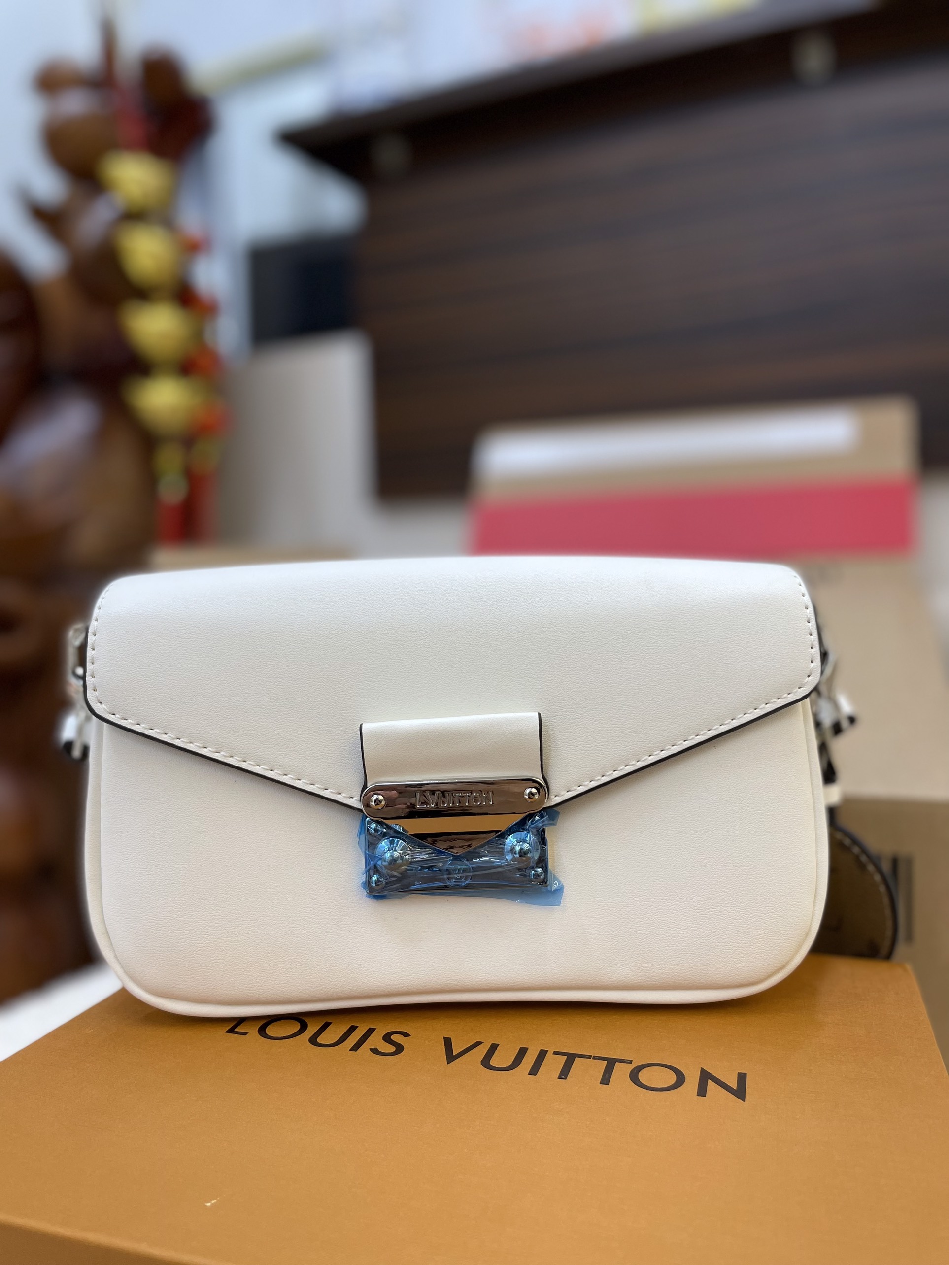 Túi Xách LV Swing Super Màu Trắng Size 21cm